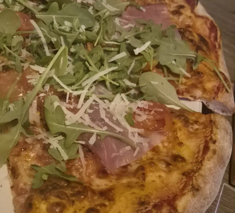 Pizza z szynką dojrzewającą i rukolą