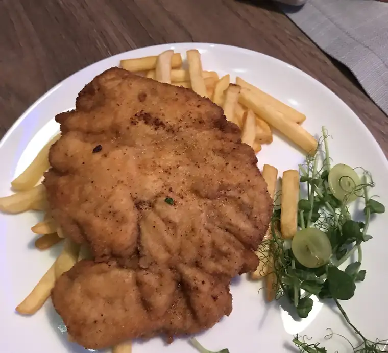 Kotlet schabowy z frytkami i sałatką